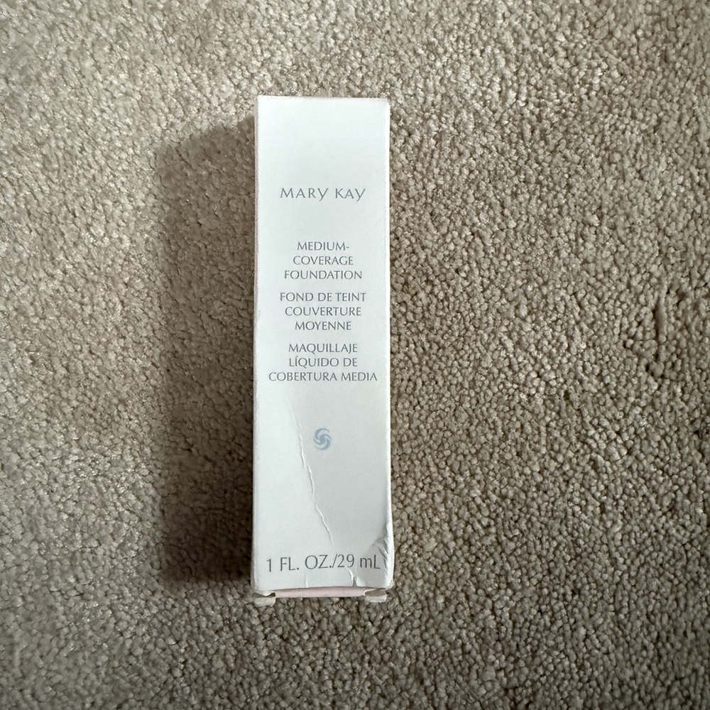 Mary Kay Medium-Coverage Foundation - Soft Cream.  Beige 400